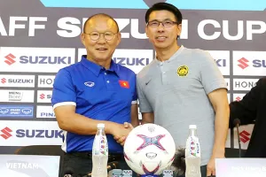 HLV Tan Cheng Hoe trở thành “con nợ lớn” của HLV Park Hang-seo. Ảnh: CTV