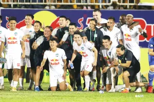 Bầu Đức: ‘Mới đá nửa đường, mắc gì phải có đội vô địch’