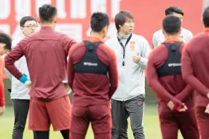 HLV Li Tie chỉ trích cầu thủ mình chấn thương từ trong tư tưởng. Ảnh: XINHUA