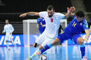 Kazakhstan (phải) lội ngược dòng trước Iran tạo nên kỳ tích và sự thú vị ở bán kết futsal. Ảnh: AFC