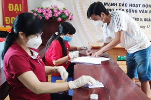 Đến tận nhà dân trao tiền hỗ trợ đợt 3