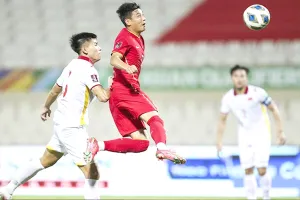 Cả hai lần Wu Lei ghi bàn đều chỉ có một mình Thanh Bình đuổi bám mà không có sự can thiệp của những nút chặn kỳ cựu. Ảnh: AFC 