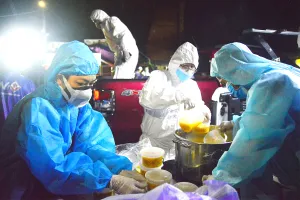 Đà Nẵng xuyên đêm tiếp sức cho đồng bào về quê