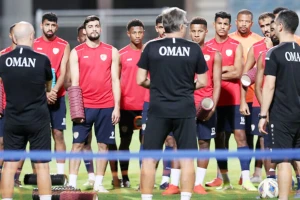 HLV Ivankovic đặt ra yêu cầu bắt buộc với cầu thủ Oman là không được mắc sai lầm như trận thua Úc 1-3. Ảnh: GETTY IMAGES 