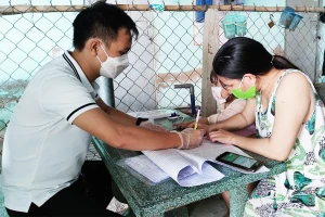 Người dân quận 12, TP.HCM nhận hỗ trợ đợt 3. Ảnh: NGUYỄN HIỀN