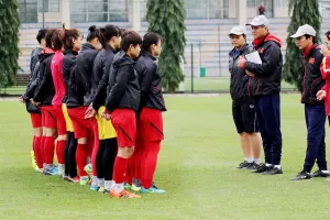 HLV Mai Đức Chung và các nữ tuyển thủ trước cơ hội lớn. Ảnh: ND