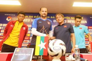 HLV Popov dẫn dắt U-23 Myanmar đến VN thi đấu giao hữu tại Phú Thọ năm 2019 và gặp mặt HLV Văn Đàn. Ảnh: CTV