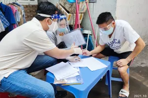 Người dân quận Phú Nhuận nhận hỗ trợ đợt 3. Ảnh: NGUYỄN HIỀN