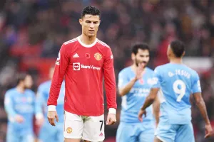 Ngay cả Ronaldo cũng bất bình với HLV Solskjaer sau trận derby nhục nhã. Ảnh: GETTY IMAGES 