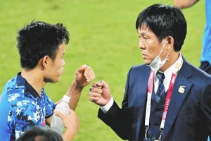 HLV Hajime đang lo lắng đến độ dồn lực lượng mạnh nhất và thuê chuyên cơ cho các cầu thủ đang thi đấu ở châu Âu đến Mỹ Đình. Ảnh: GETTY IMAGES 