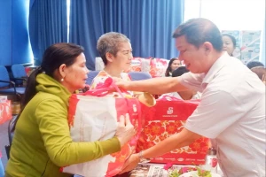 Trong dịp tết Nguyên đán, đoàn viên công đoàn, người lao động sẽ nhận được phần quà tết trị giá 300.000 đồng. Ảnh: TRÚC PHƯƠNG