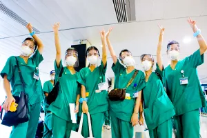 Sinh viên Trường CĐ Y tế Bạch Mai tạm biệt TP.HCM sau hai tháng tham gia hỗ trợ TP chống dịch. Ảnh: NGUYỆT NHI