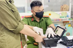 Công an TP.HCM làm đến đêm, cấp CCCD cho người dân