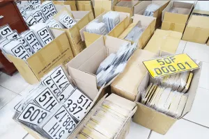 Người dân nên thực hiện đổi biển số màu vàng trước ngày 31-12-2021 để tránh bị phạt. Ảnh: THY NHUNG