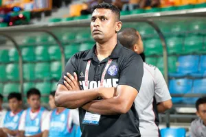 HLV Selvaraj người Singapore cùng đội tuyển Lào thi đấu tại Singapore và được ví như sân nhà. Ảnh: AFF 