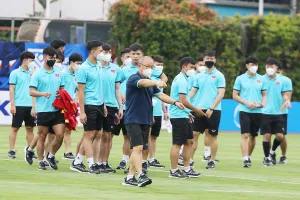 Những buổi tập khép kín trước trận gặp Lào và thầy Park luôn động viên cầu thủ phải vượt qua khó khăn. Ảnh: VFF