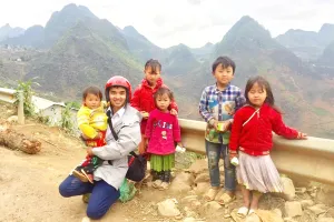 Nghiện việc thiện vì nụ cười của em bé vùng cao