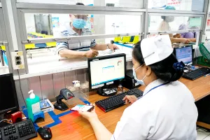 Người dân đến đăng ký khám chữa bệnh tại BV Nhân dân Gia Định. Ảnh: NGUYỄN HIỀN