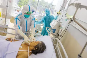 Ở lại bệnh viện đón tết cùng bệnh nhân COVID-19