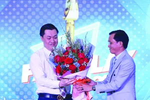 Phó Chủ tịch VFF Cao Văn Chóng (trái) và Trưởng ban tổ chức giải Fair Play 2021, Phó TBT Nguyễn Đức Hiển. Ảnh: HOÀNG GIANG