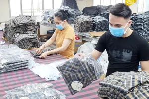 Người lao động đang làm việc tại một công ty ở TP.HCM. Ảnh: NH