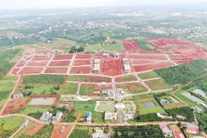 Một quả đồi, loại đất ở nông thôn đang được phân lô, quảng cáo là khu nghỉ dưỡng ở huyện Bảo Lâm (Lâm Đồng). Ảnh: CTV