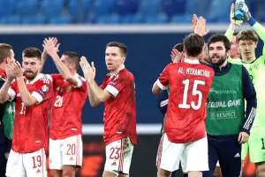 Bóng đá Nga tính đường đóng cửa đá với nhau