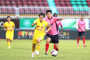 Năm ngoái thời điểm này, thầy trò HLV Kiatisak đã lên đỉnh