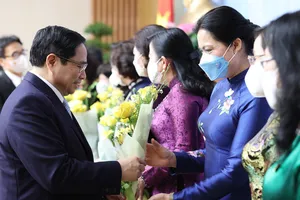 Thủ tướng Phạm Minh Chính chúc mừng các đại diện nữ lãnh đạo quản lý, trí thức và văn nghệ sỹ tiêu biểu. Ảnh: TTXVN