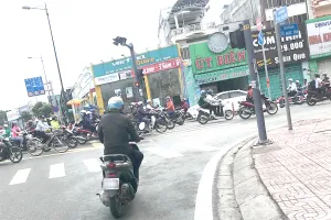 Người điều khiển xe chỉ được phép rẽ phải lúc đèn đỏ khi có hiệu lệnh hoặc có các biển chỉ dẫn, đèn chỉ dẫn và vạch kẻ đường chỉ dẫn. Ảnh: HỮU ĐĂNG