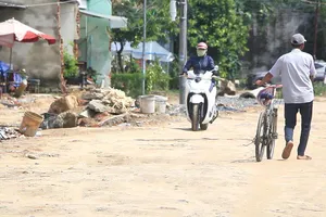 Tuyến đường thi công nhiều năm chưa xong, gây khó khăn cho người dân trong việc đi lại. Ảnh: NGÔ QUANG