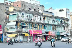 TP.HCM hiện có nhiều chung cư cũ, xuống cấp cần được cải tạo hoặc xây mới. Ảnh: VIỆT HOA