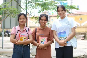 Ba nữ sinh Nguyễn Thị Kim Chi, Cao Thị Lệ Hằng, Hồ Thị Lích (từ phải sang) rạng rỡ ở Trường ĐH Quảng Bình. Ảnh: BT