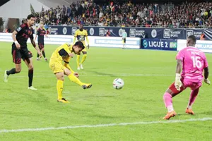 Hy vọng sau bàn thắng này, Quang Hải không còn bị đơn độc bởi sự thiếu hợp tác của đồng đội. Ảnh: PFC