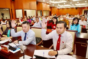 Đại biểu HĐND TP.HCM khóa X biểu quyết thông qua các nghị quyết. Ảnh: NGUYỆT NHI