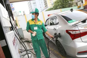 Liên bộ Tài chính - Công Thươngcầntính toán xác định một khung hoa hồng cho các doanh nghiệp bán lẻ xăng dầu. Ảnh: HOÀNG GIANG