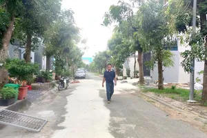 Người dân sống tại lô A, B khu dân cư 13C mong được sớm cấp sổ hồng. Ảnh: NGUYỄN HIỀN