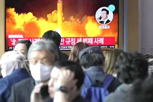 Người dân Hàn Quốc theo dõi bản tin về các động thái quân sự của Triều Tiên ngày 14-10 trên đường phố thủ đô Seoul. Ảnh: AP