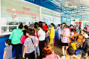 Những ngày qua, BV Nhi đồng 1, TP.HCM có rất đông người đến khám bệnh hô hấp cho con. Ảnh: THẢO PHƯƠNG