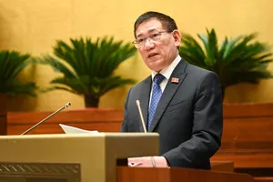 Bộ trưởng Bộ Tài chính Hồ Đức Phớc trình bày các vấn đề về tài chính - ngân sách nhà nước, tiền lương, trợ cấp… trước Quốc hội chiều 20-10. Ảnh: ĐP