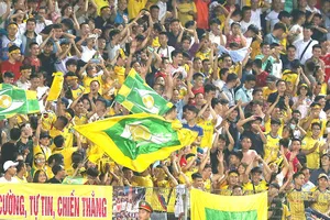 Fan SL Nghệ An nổi tiếng trên sân nhà lẫn sân khách nhưng tối 23-10 thì không một người cổ vũ cho SL Nghệ An trên sân Thống Nhất. Ảnh: CTV