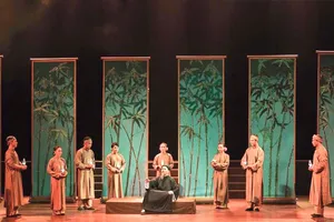 NSƯT Thành Lộc vai cụ Đồ Chiểu trong vở Tiên Nga. Ảnh: IDÉCAF