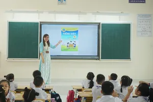 Giáo viên Trường Tiểu học Lương Thế Vinh, quận Bình Tân sử dụng bảng tương tác thông minh trong dạy học. Ảnh: NGUYỄN QUYÊN