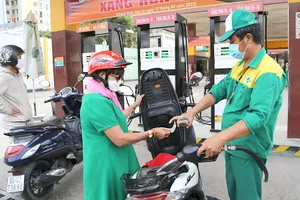 Người dân đổ xăng tại một cây xăng ở quận Bình Thạnh, TP.HCM. Ảnh: HOÀNG GIANG