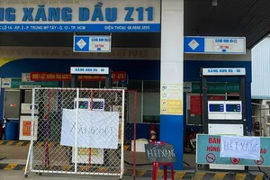Ngày 5-11, một cây xăng ở quận 12 (TP.HCM) treo biển hết xăng. Ảnh: T.UYÊN