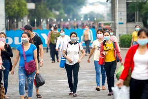 Công nhân trong Khu công nghiệp Bình Tân giờ tan ca. Ảnh: NGUYỆT NHI