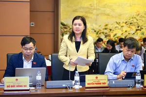 Các đại biểu Quốc hội đoàn TP Hà Nội tại một phiên thảo luận tổ về dự án Luật Đất đai (sửa đổi) ngày 3-11. Ảnh: Quochoi.vn