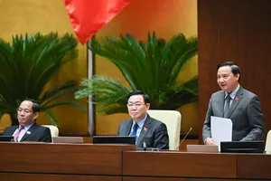 Phó Chủ tịch QH Nguyễn Khắc Định chủ trì phiên thảo luận ngày 8-11. Ảnh: quochoi.vn