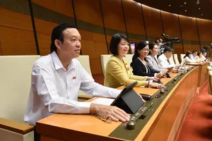 Chiều 10-11, các đại biểu Quốc hội bấm nút, biểu quyết thông qua Nghị quyết về kế hoạch phát triển kinh tế - xã hội năm 2023. Ảnh: QH