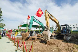 Lễ khởi công dự án nhà ở xã hội theo mô hình của Singapore và phối cảnh dự án khi hoàn thành. Ảnh: KIÊN CƯỜNG